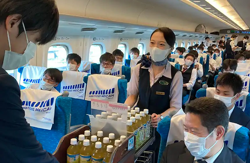 新幹線乗務員体験の様子