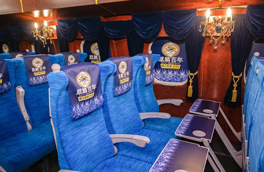 プレスツアー実施時の装飾された新幹線車両内の様子