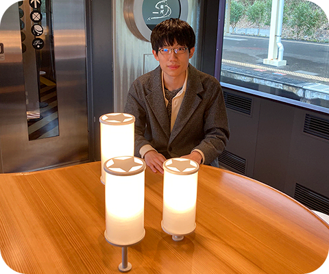 プライベートで乗車したローカル線内でのY.K.さんの様子