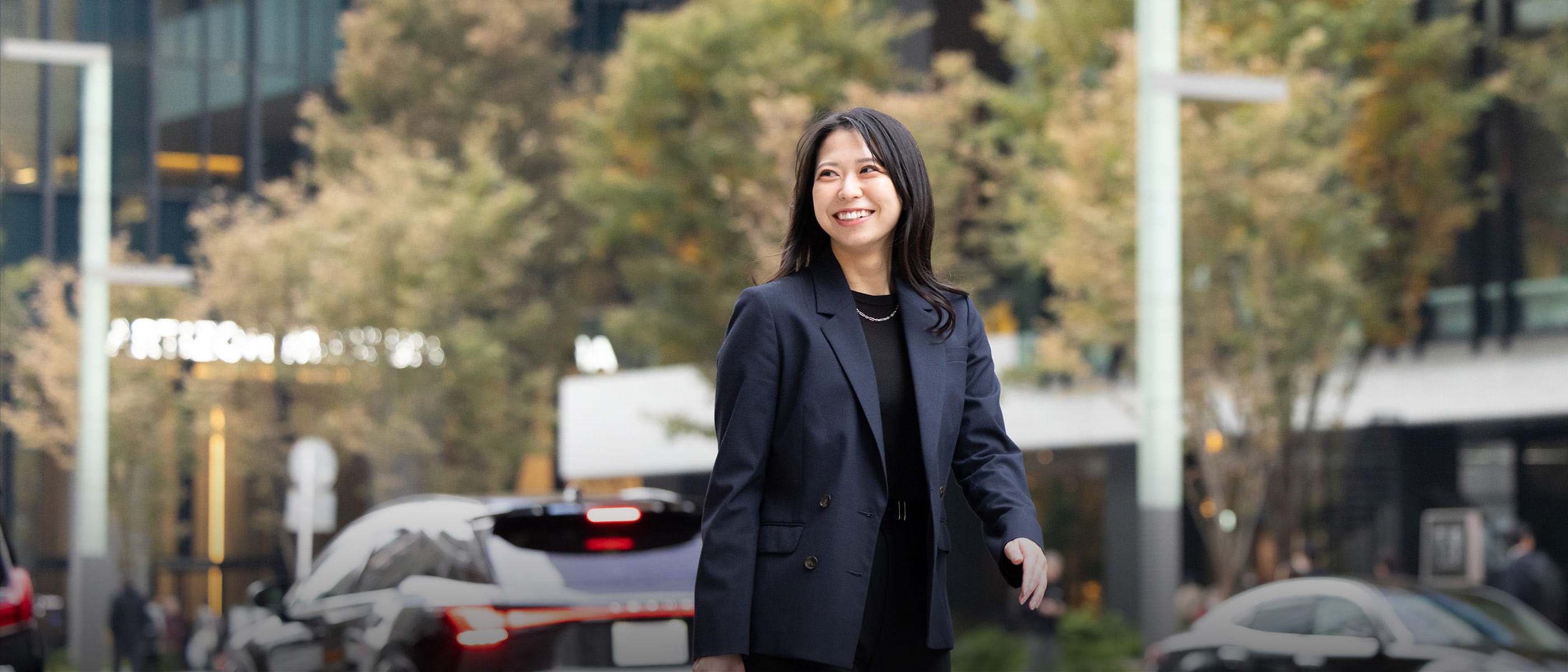 街を歩くR.M.さんの様子