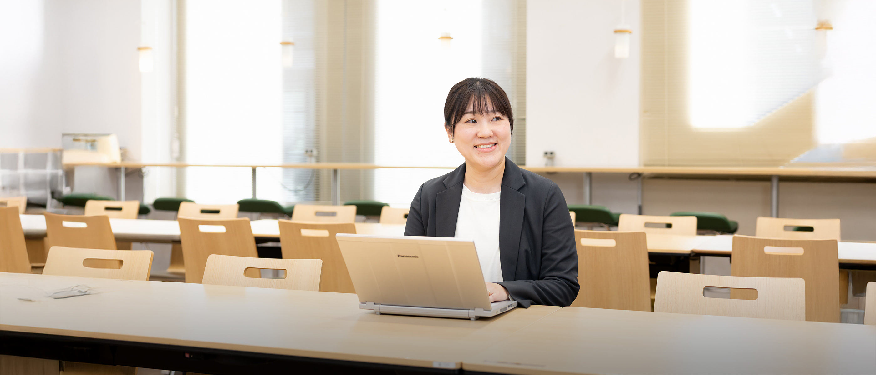 パソコン作業中のK.K.さんの様子