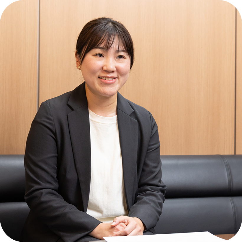 インタビュー中のK.K.さんの様子