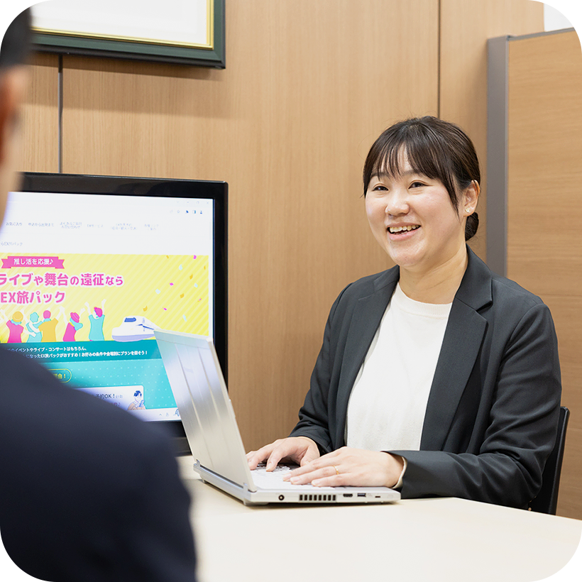 同僚と商品企画に関する打ち合わせを行うK.K.さんの様子