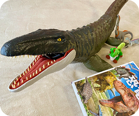 K.K.さんが子どもと集めた恐竜のおもちゃの写真
