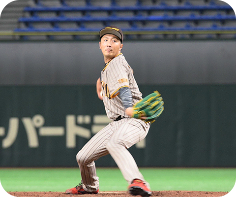 Y.M.さんが草野球チームの試合で投球をしている様子